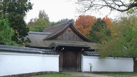 Entrada-A-La-Casa-Y-Al-Jardín-Japoneses-En-Otoño