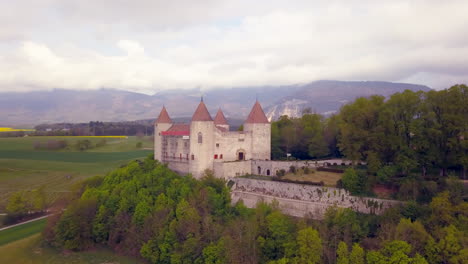 Schloss-Champvent-Im-Kanton-Waadt-In-Der-Schweiz-Mit-Bergen-Im-Hintergrund