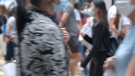 Zeitlupe-Von-Nicht-Erkannten-Menschen,-Die-In-Hongkong-Eine-Medizinische-Gesichtsmaske-Tragen