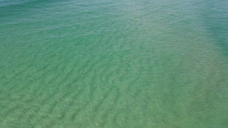 Klares-Blaues-Meerwasser-Mit-Sandboden-Am-Palm-Beach-In-Gold-Coast,-Qld,-Australien
