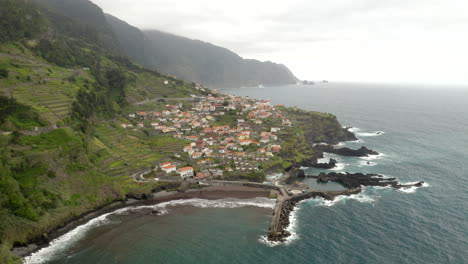 Drohnen-Luftaufnahmen-Vom-Strand-Und-Der-Stadt-Seixal-An-Der-Nordküste-Von-Madeira,-Portugal