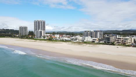 High-Rise-Structures-At-The-Shore-Of-Palm-Beach-In-Gold-Coast-City,-Australia