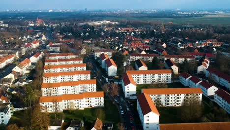Fila-De-Casas-Residenciales-Con-Tráfico-En-La-Calle-De-La-Ciudad-En-Alemania
