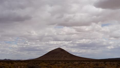 Wolken-Ziehen-über-Den-Himmel-über-Einem-Vulkanberg-In-Der-Mojave-Wüste---Zeitraffer