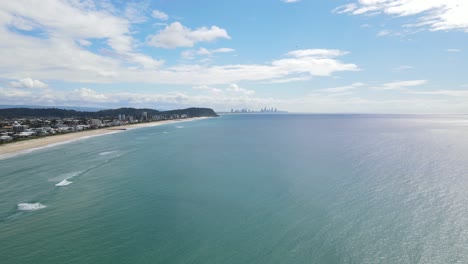 Panorama-Of-Pristine-Blue-Water-Of-Palm-Beach-With-A-View-Of-Resort-Buildings-At-The-Seashore-In-Australia