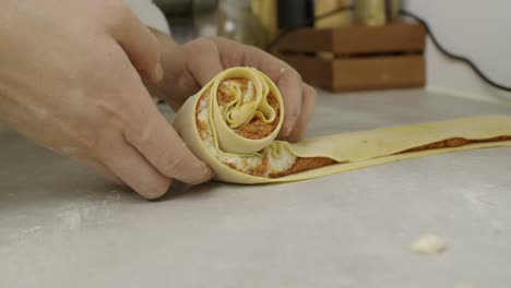 Koch-Rollt-Lasagne-Teig-Mit-Saucenzutaten-Im-Inneren