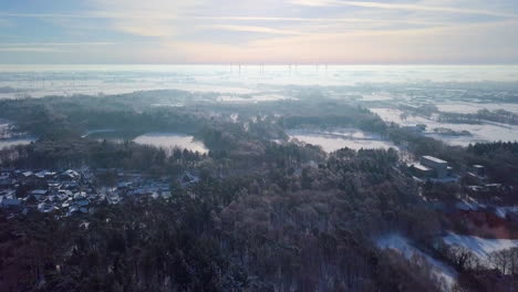 Luftaufnahme-Des-Verschneiten-Dorfes-Mit-Dichtem-Wald-Im-Winter