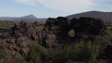 Famoso-Tubo-De-Lava-Dimmuborgir-En-Terreno-Volcánico-Accidentado-De-Islandia