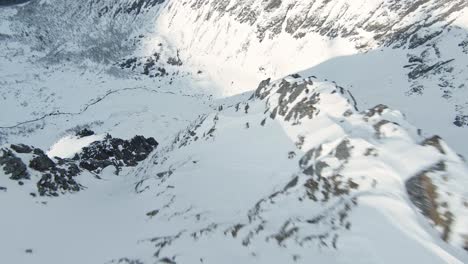 Majestätischer-Horizont-Und-Fliegender-Schneebedeckter-Berghang-In-Fpv-drohne