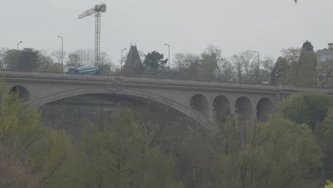 Zement-LKW-Fährt-über-Die-Adolphe-Brücke-In-Der-Stadt-Luxemburg