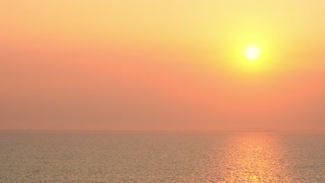 Herrlicher-Goldener-Sonnenuntergang-über-Dem-Meer,-Orange-Und-Roter-Himmel-Während-Des-Sonnenuntergangs-Im-Exotischen-Bali