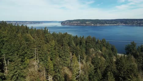 Luftaufnahme-Des-Dichten-Grünen-Waldes-Am-Point-Defiance-Park-Mit-Blick-Auf-Den-Puget-Sound-In-Tacoma,-Washington,-Usa