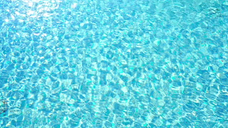 Wasser-In-Einem-Leeren-Pool-Schimmert-Und-Glänzt-In-Der-Sonne