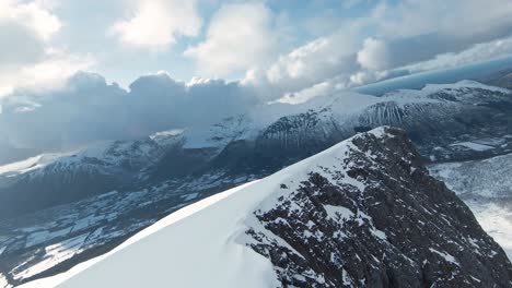 Fliegen-über-Die-Schneebedeckte-Bergkette-Mit-Majestätischem-Horizontblick,-Fpv