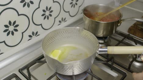 Küchenchef-Fügt-Olivenöl-In-Kochtopf-Mit-Schmelzender-Butter-Hinzu