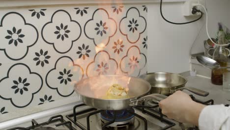 Küchenchef-Fügt-Öl-Auf-Heiße-Bratpfanne-Mit-Lasagne-Hinzu