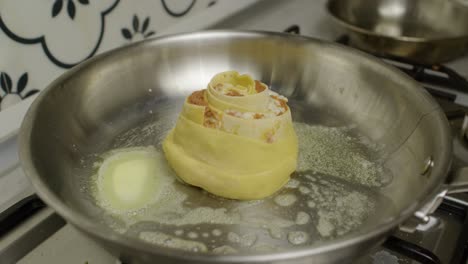 Der-Küchenchef-Hat-Die-Lasagne-Mit-Geschmolzener-Butter-In-Die-Pfanne-Gegeben