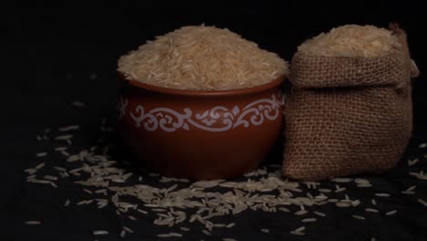 Raw-rice-grain-in-wooden-bowl