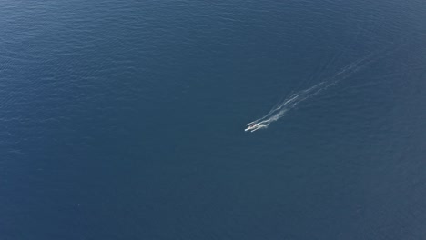 Erstaunliche-Luftaufnahmen-Eines-Kleinen-Laufenden-Fischerbootes-Auf-Einem-Kristallklaren-Türkisblauen-Wasser-Auf-Einer-Tropischen-Insel-Auf-Den-Philippinen---Drohnenaufnahme