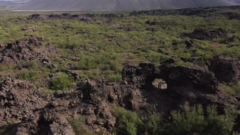 Silueta-De-Pareja-En-La-Famosa-Cueva-De-Lava-De-La-Escarpada-Naturaleza-De-Islandia