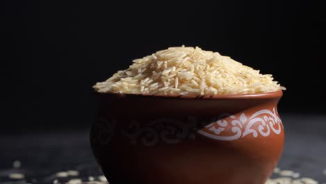 Raw-rice-grain-in-wooden-bowl