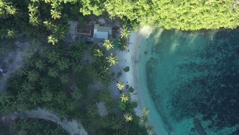 Sommerlandschaft-Mit-Weißem-Sandstrand-Mit-Kristallklarem-Blauem-Wasser-Des-Ozeans-Auf-Einer-Insel-Auf-Den-Philippinen