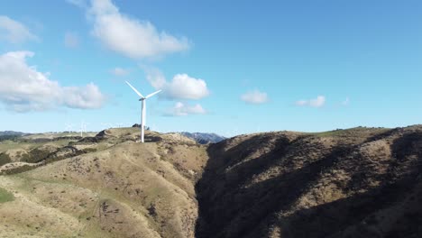 Eine-Statische-Luftaufnahme-Einer-Windkraftanlage-Mit-Einem-Windpark-Im-Hintergrund