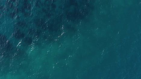 Vista-Aérea-Del-Océano-Azul-Ondulado-Con-Arrecifes-De-Coral-Visibles-En-Una-Isla-En-Filipinas