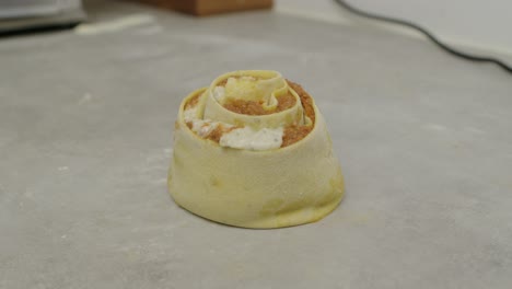 Gerollte-Lasagne-Auf-Küchenkochtisch