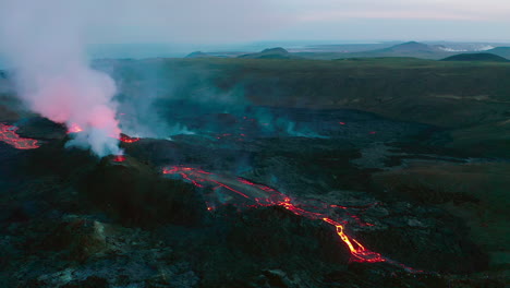 El-Lugar-De-La-Erupción-Del-Volcán-Geldingadalir-En-La-Montaña-Fagradalsfjall-En-La-Península-De-Reykjanes-En-Islandia---Toma-Aérea-De-Drones