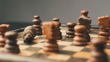 Schachspiel-Schachmatt-Schwarzer-König