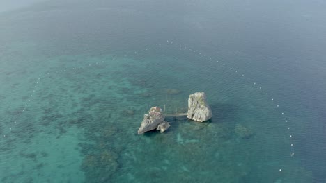 Cabaña-De-Playa-En-Una-Formación-Rocosa-Con-Paisaje-Marino-En-Verano-Cerca-De-Una-Isla-Tropical-En-Filipinas