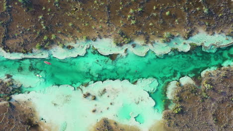 Vogelperspektive-Der-Bacalar-Lagune,-Der-Klaren-Wasser-Cenote-Und-Der-Menschen,-Die-Schwimmen-Und-Kajak-Fahren