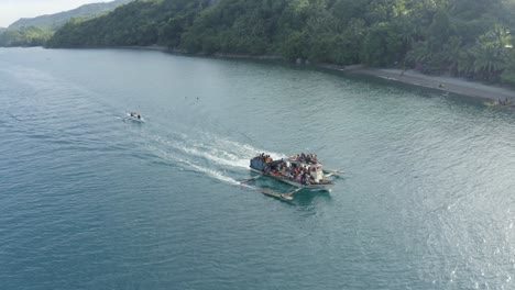 Lokale-Fischer,-Die-Auf-Einem-Fischerboot-Segeln,-Segeln-Auf-Einem-Blauen-Meer-Auf-Einer-Tropischen-Insel-Auf-Den-Philippinen