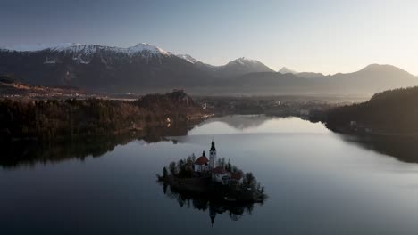 Church-of-Mary-the-Queen-located-on-a-small-island-in-the-middle-of-Lake-Bled,-Slovenia