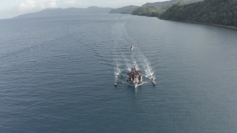 Auslegerfischerboot,-Voll-Beladen-Mit-Einheimischen-Fischern,-Die-Auf-Einer-Tropischen-Philippinischen-Insel-Segeln