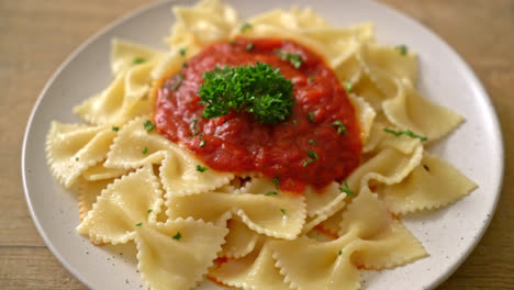 Farfalle-Nudeln-In-Tomatensauce-Mit-Petersilie---Italienische-Küche