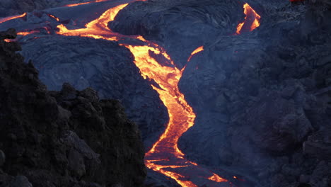 Erupción-Del-Cráter-Del-Volcán-Con-Lava-Que-Fluye-Y-Humo-En-Geldingadalir,-Islandia---Tiro-Estático-Aéreo