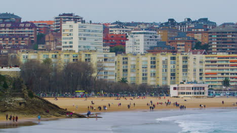 Panning-shot-of-Santander-skyline-in-northern-Spain,-featuring-Piquio-Gardens-and-Sardinero-beach