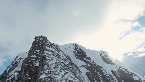 Schneebedeckte-Berggipfel-Erklimmen-Und-In-Einer-Fpv-Drohne-Zurück-Nach-Unten-Fliegen