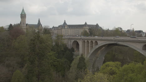 Schwenk-über-Die-Adolphebrücke-In-Die-Altstadt-Von-Luxemburg
