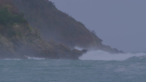 Still-shot-of-waves-hitting-the-coast-at-the-San-Sebastian-in-Spain