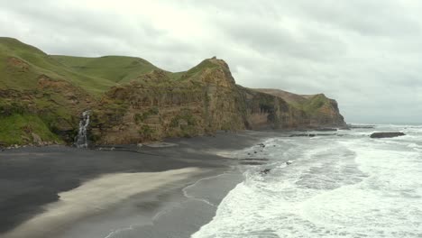 Scenic-New-Zealand-coast-line-with-crashing-waves-and-tall-cliffs,-aerial