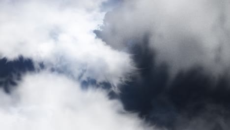 Una-Tormenta-Con-Relámpagos-Golpeando-Un-Primer-Plano-De-Nubes-Blancas