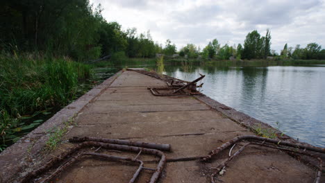 Schwenken-Sie-Rechts-Auf-Einen-Pier,-Wald-Und-Den-Friedlichen-Prypjat-Fluss,-Ukraine