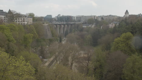 Neigen-Sie-Sich-Vom-Schönen-Grünen-Park-Zur-Passerelle-Brücke-In-Der-Stadt-Luxemburg