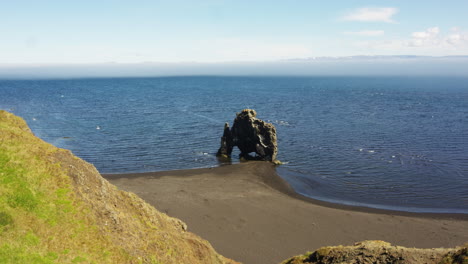 Formación-De-Pilas-De-Roca-Basáltica-Hvítserkur-En-El-Este-De-Islandia-En-Un-Día-Soleado