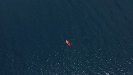 Hombre-En-Kayak-En-Medio-Del-Océano-En-La-Isla-De-San-Pablo-Filipinas-Toma-Aérea