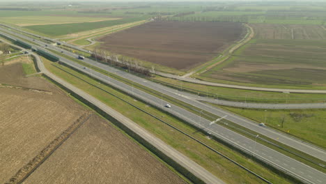 Toma-Aérea-Sobre-Carreteras-Carreteras,-Movimiento-Rápido-De-Automóviles-Y-Camiones,-Polonia-S7-Road