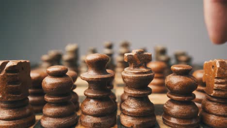 Schachfiguren-Spiel-Hautnah-Spielen-Männliche-Hände